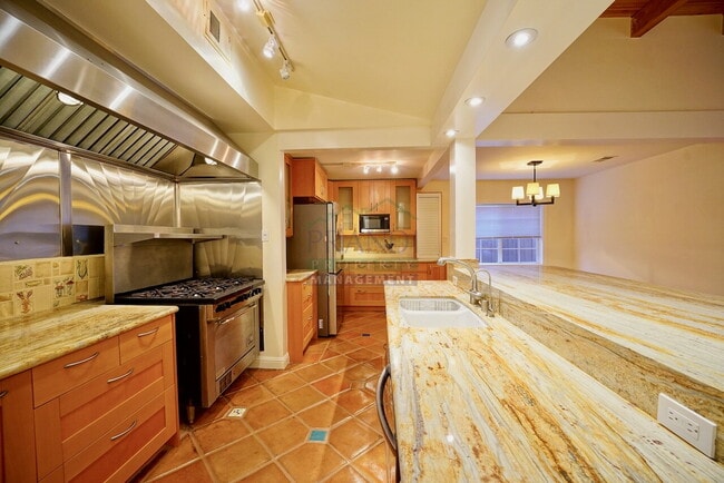 Building Photo - Available Now! 3 Bedroom San Rafael House