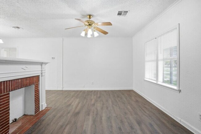 Building Photo - 1539 N Denver Ave