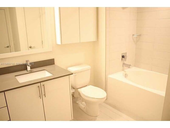 Building Photo - 999 SW 1st Ave