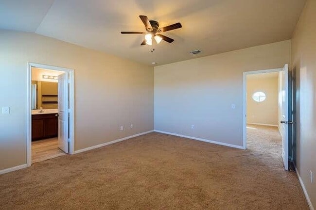 Building Photo - 402 Zenith Rd
