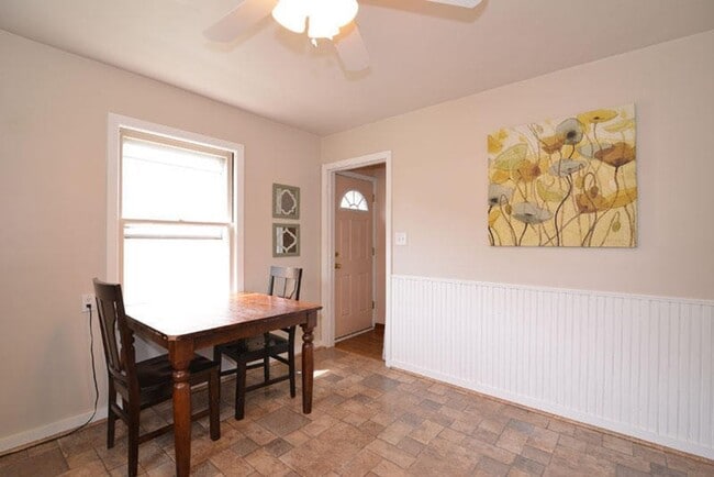 Building Photo - Cozy  3 Bedroom Single Family Home