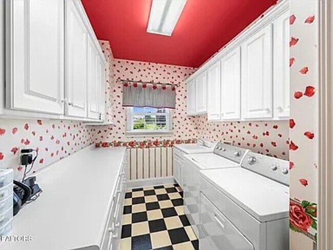 Building Photo - Luxury & Convenience!!