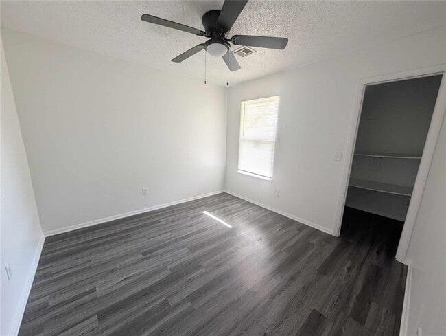 Building Photo - 407 Lotus Ave