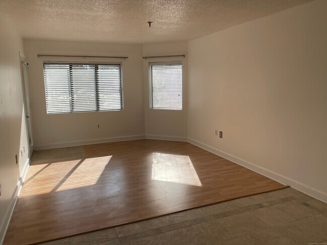 Building Photo - 1204 Whitney Ave