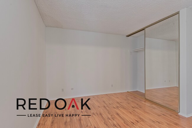 Building Photo - Deluxe One Bedroom with Beautiful Hardwood...