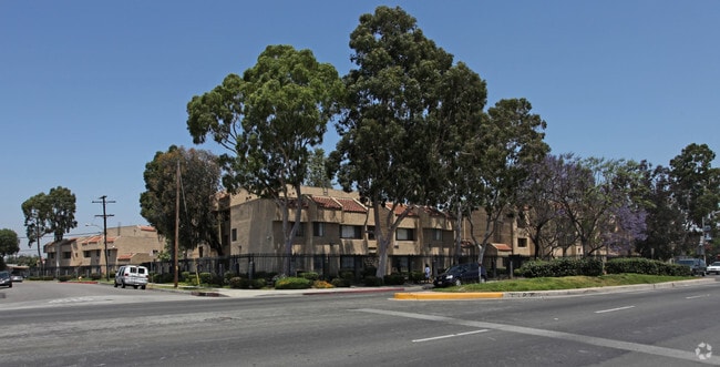 Primary Photo - Douglas Park Apartments