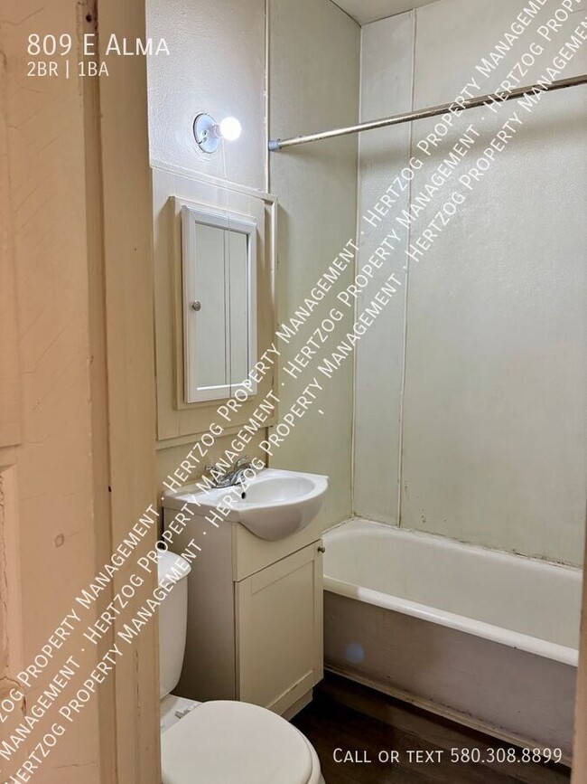 Building Photo - 809 E Alma-