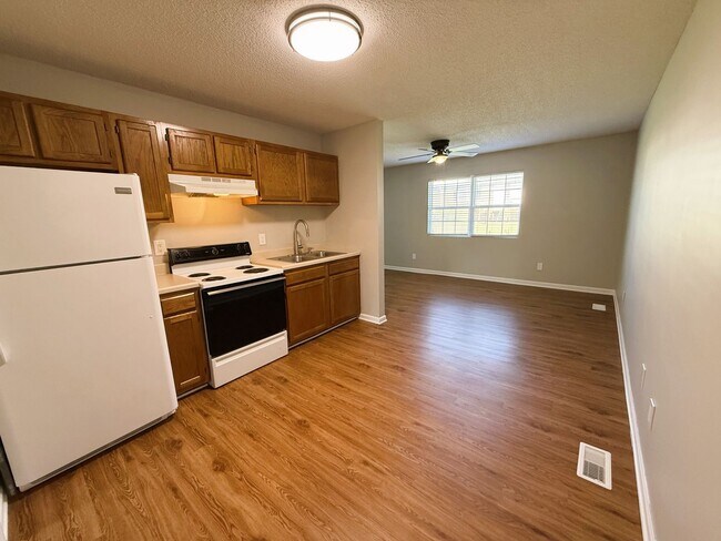 Building Photo - 1 Bedroom / 1.5 Bath with Garage in Gray, TN!