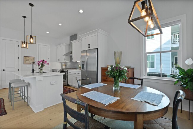 Building Photo - Elevated Charleston Charmer