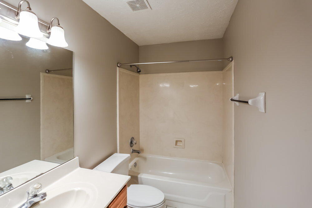 Building Photo - 8633 Meadow Green Dr