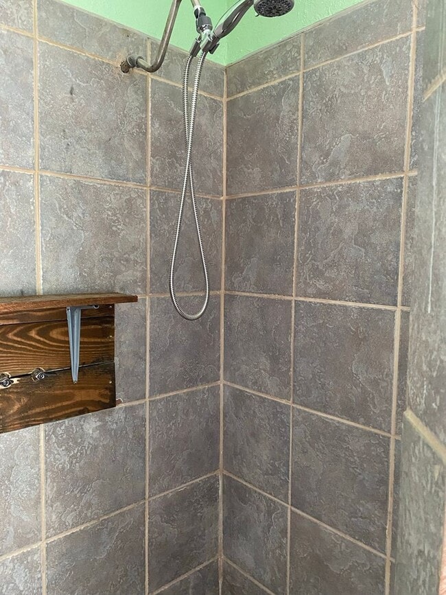 Building Photo - 1930's Bungalow Charmer, 2bdrm, 1 bath hou...