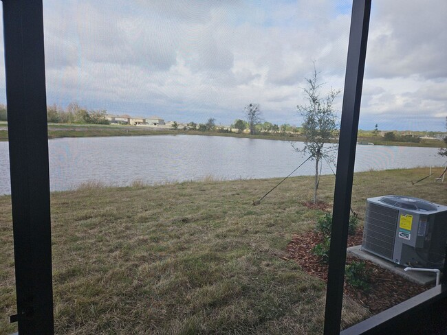 Building Photo - Dazzling 3-bedroom, 2.5-bathroom, 1 car ga...