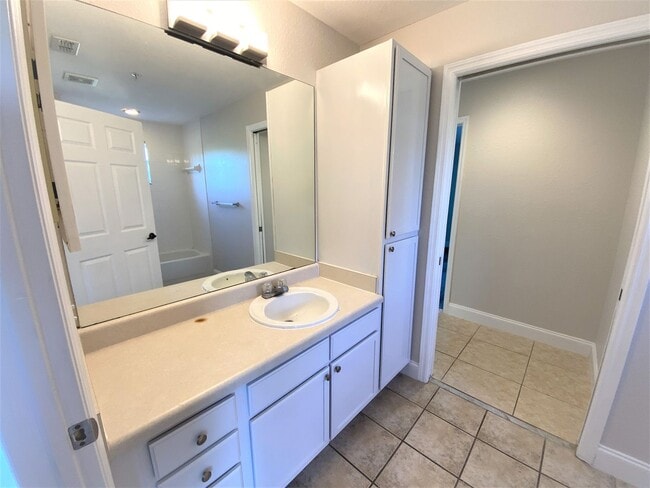 Building Photo - ** FAIRWAY PRESERVE ** 3 BED / 2 BATH COND...