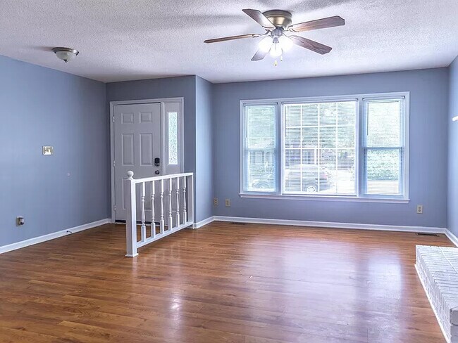 Building Photo - 725 E Cardinal Dr