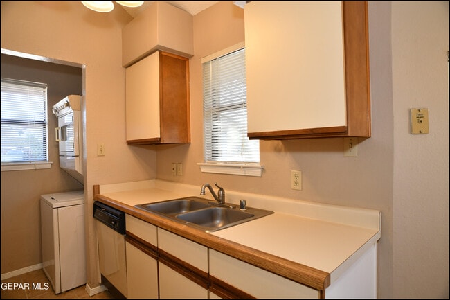 Building Photo - 813 Knorr Pl