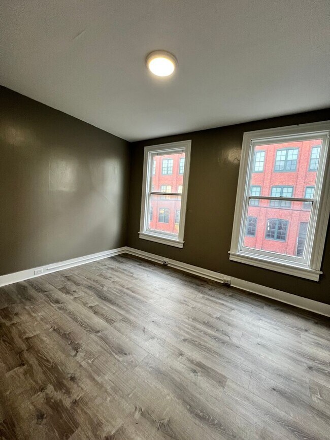 Building Photo - 5 Bedroom 1 Bath Home Available