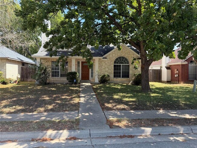 Primary Photo - 3 Bed / 2 Bath / 2 living room a great bac...