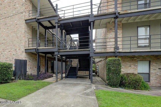 Building Photo - 701 S College Rd