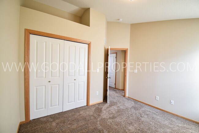 Building Photo - 2 Bedroom 2 Bath Townhome in Urbandale with attached 2 car garage!