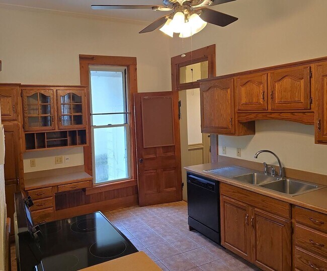 Building Photo - 4 Bed, 2 Bath, Home Office, Pet Friendly!!