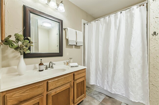 Building Photo - 10926 Waterview Cir