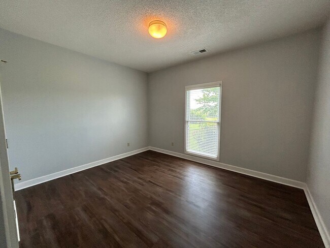 Building Photo - Desirable Oakland Home on Acreage. Owner W...