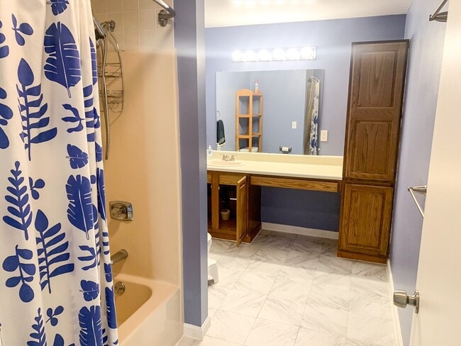 Building Photo - 51 1/2 Hatfield St