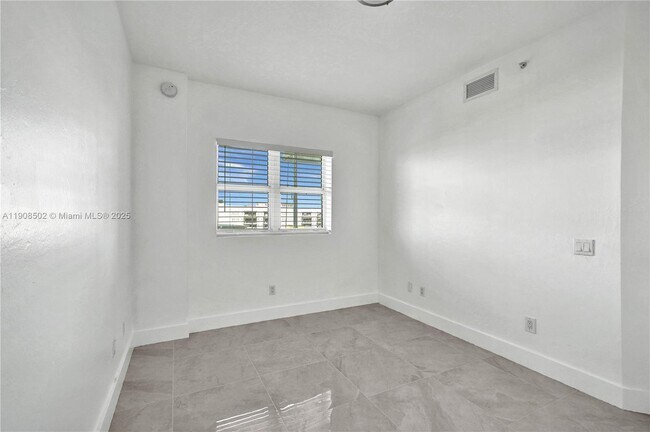 Building Photo - 14951 Royal Oaks Ln