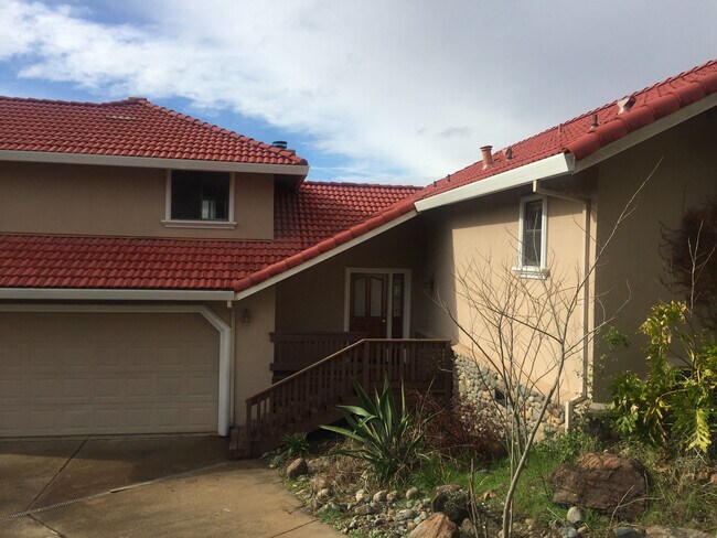 Building Photo - Great Location in Folsom-4 Bedroom Home!!