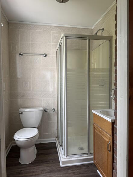 Downstairs bathroom w/ corner shower - 16 Durant Ter