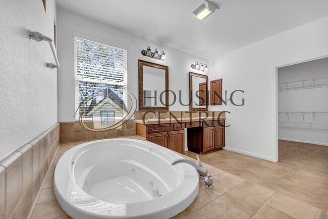 Building Photo - Beautiful Executive Home w/ Pool on 1/2 Ac...