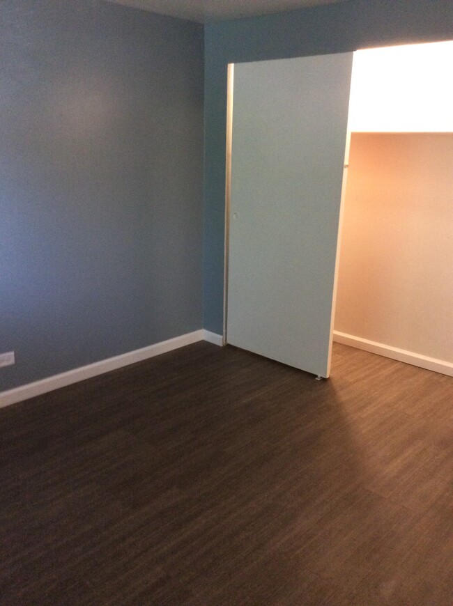 Building Photo - 1096 Bristol Ct