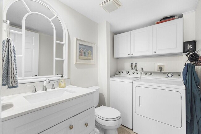 Building Photo - 5674 SE Riverboat Dr