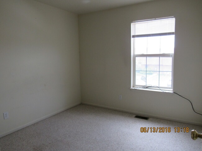 Building Photo - TWO STORY CONDO IN RIFLE!