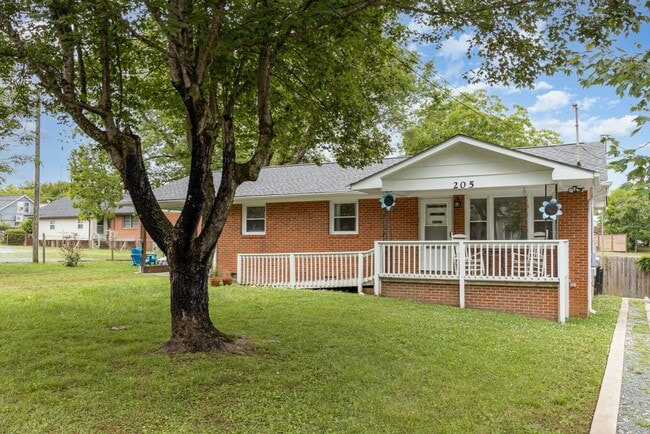 Building Photo - 205 Sunset Dr