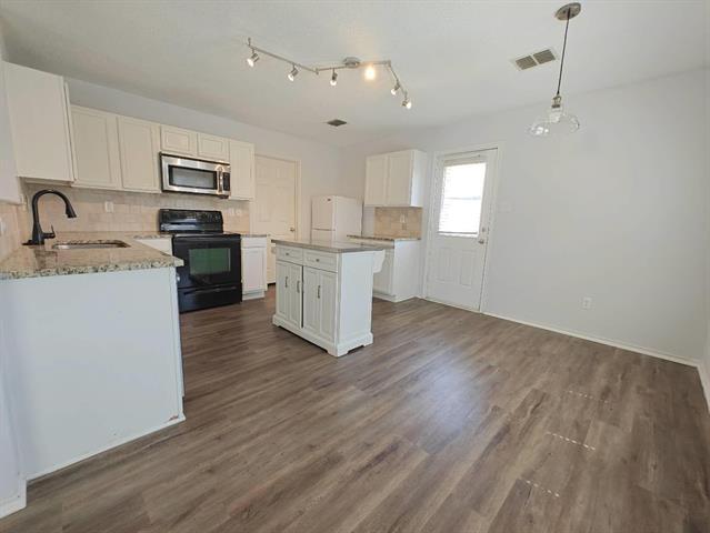 Building Photo - 1720 Pebble Brook Way