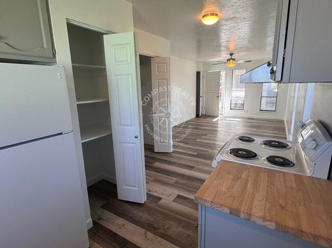 Building Photo - 256 S 400 W