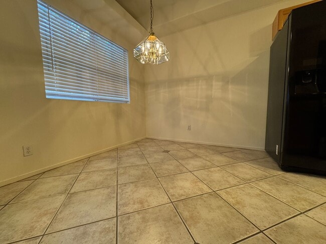 Building Photo - Ground Floor Unit with Tile Floors & Commu...