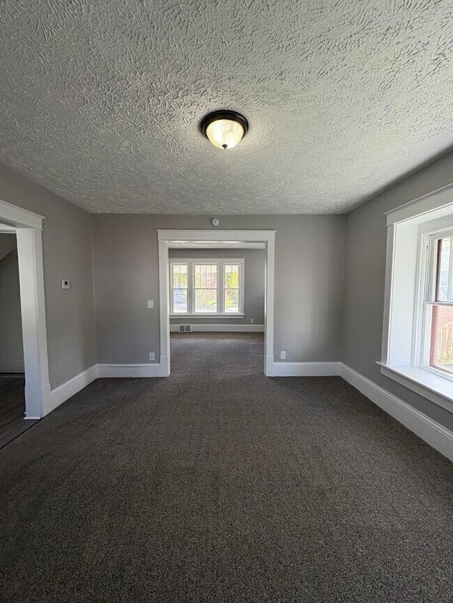 Building Photo - Four bedroom one bathroom home for rent