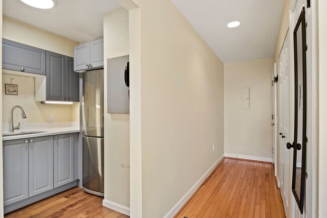 Building Photo - Spacious Top Floor 2 bed 2 bath in the hea...