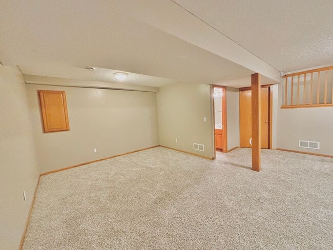Building Photo - Gorgeous 3 Bedroom 4 Bath End Unit in Eagan
