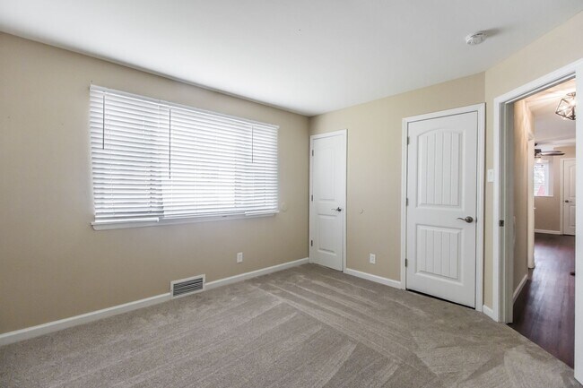 Building Photo - Pet Friendly, Renovated Home in Fox School District