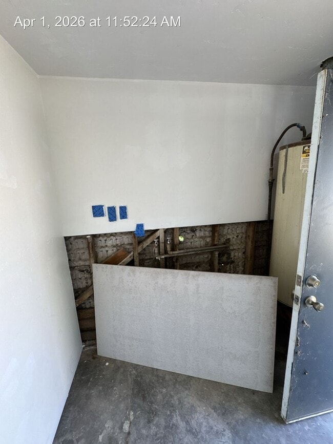 Building Photo - Country Home located in Tulare Available Now!!