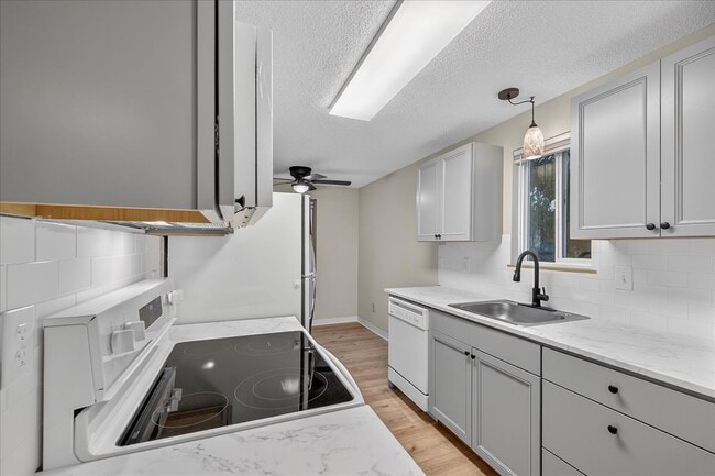 Building Photo - 12600 SE Freeman Way