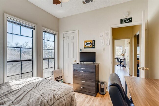 Building Photo - 711 W 21st St