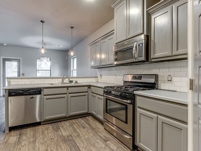 Building Photo - Newer Home + Putnam City Schools + 3 bedrooms