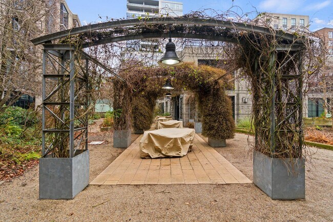 Building Photo - **FURNISHED** Streetcar Lofts studio w/parking/storage/Juliette balcony/fitness center/courtyard ...