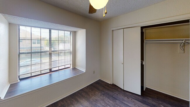 Building Photo - Walking Distance to UNT