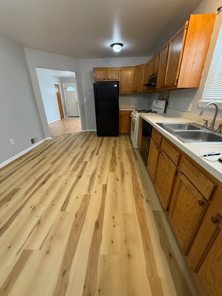 Building Photo - 28913 Annapolis Ave