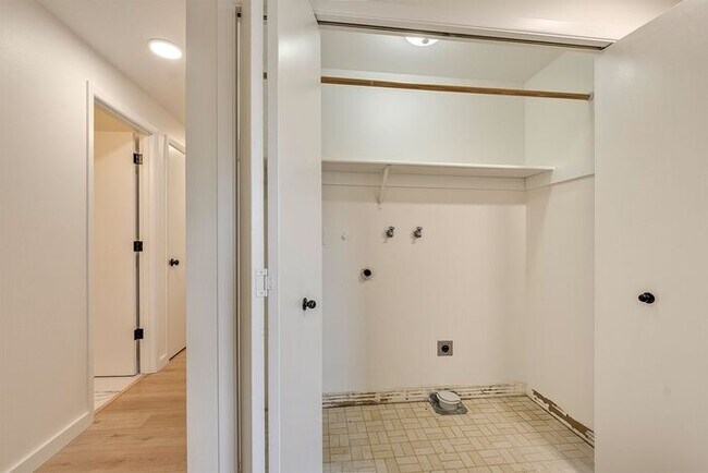 Building Photo - Updated Single Level Home with Large Fence...